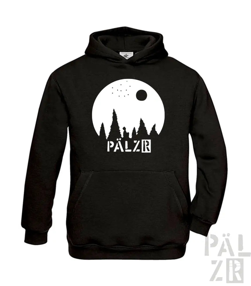 Schwarzer Hoodie mit weißem ’pälzr’-Logo und Wald-Silhouetten-Design.
