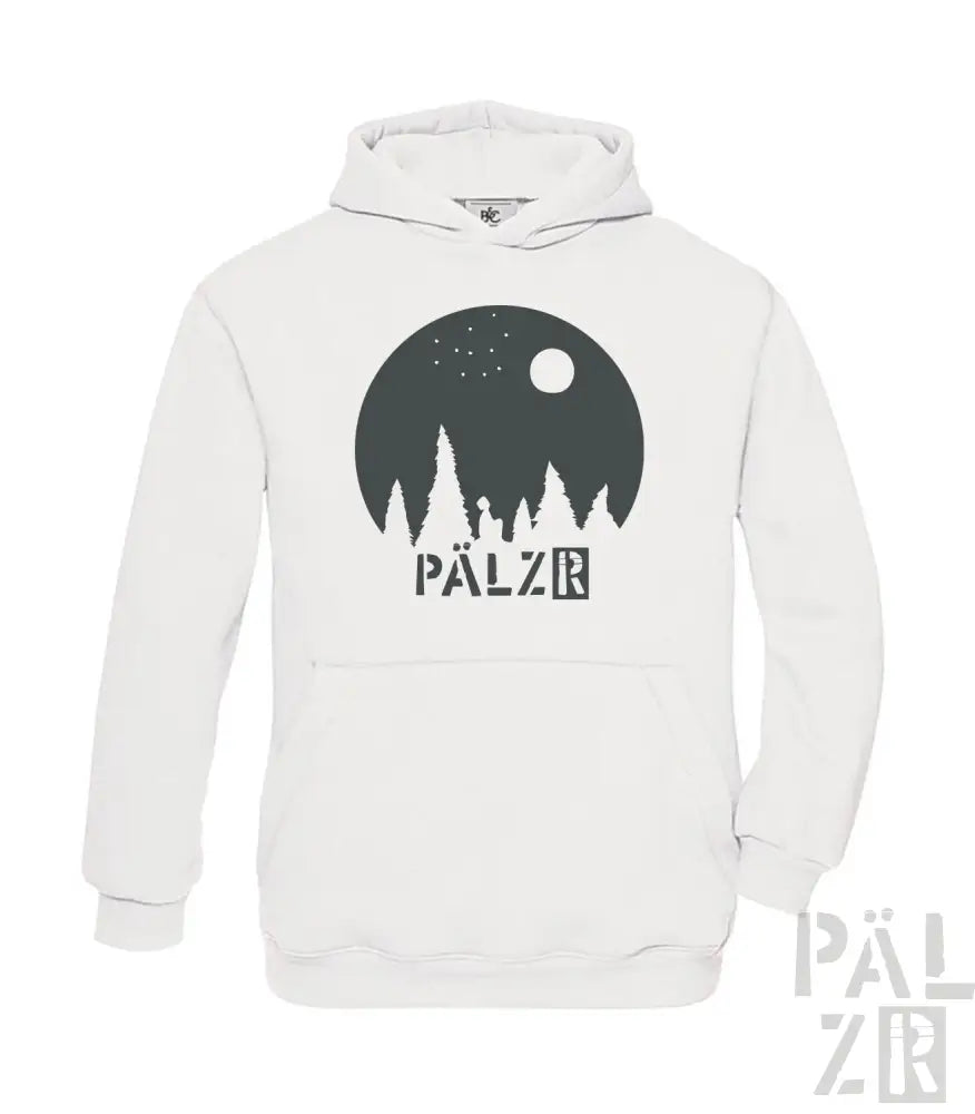 Weißes Hoodie mit schwarzem ’pälzr’-Logo und Wald-Silhouetten-Design.