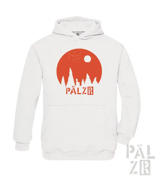 Weißes Hoodie mit rot-orange Design mit Bäumen, Mond, Sternen und Text „pälzr“ auf der Vorderseite.