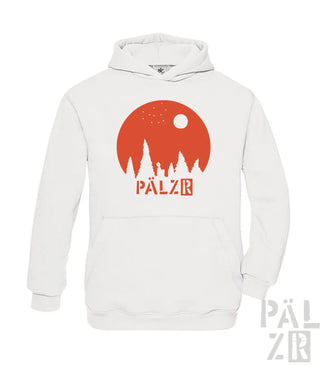 Weißes Hoodie mit rot-orange Design mit Bäumen, Mond, Sternen und Text „pälzr“ auf der Vorderseite.