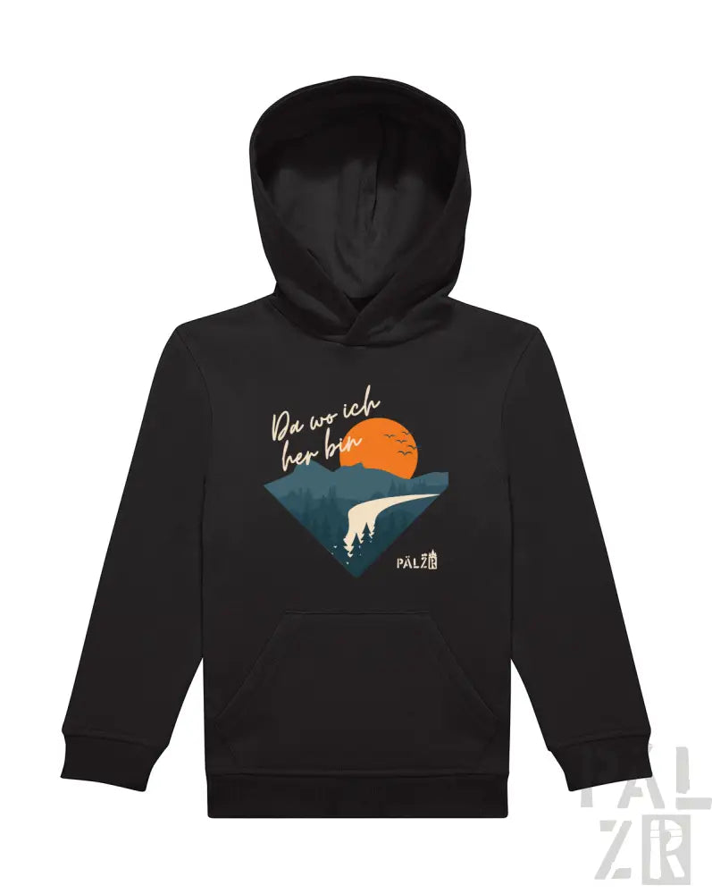 Schwarze Kinder-Hoodie mit geometrischem Grafikmotiv einer orangenen Sonne über Bergen und Bäumen mit dem Text ’da wo ich her bin’ in weißer Schrift, gebrandet mit ’palzi’ unten rechts.