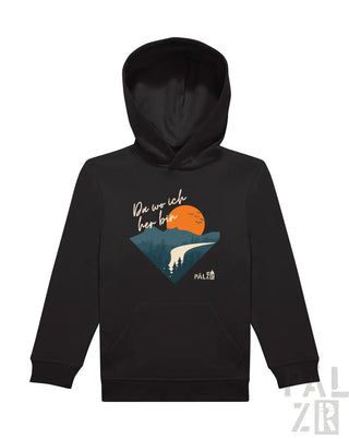 Schwarze Kinder-Hoodie mit geometrischem Grafikmotiv einer orangenen Sonne über Bergen und Bäumen mit dem Text ’da wo ich her bin’ in weißer Schrift, gebrandet mit ’palzi’ unten rechts.