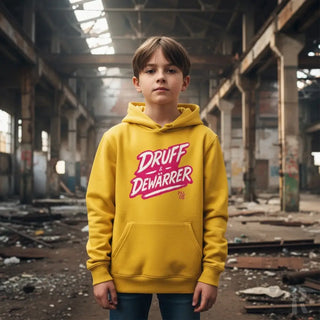Gelbes Hoodie mit ’druff dewarrer’-Text in Pink und Weiß, Material eines Hooded Sweatshirts.