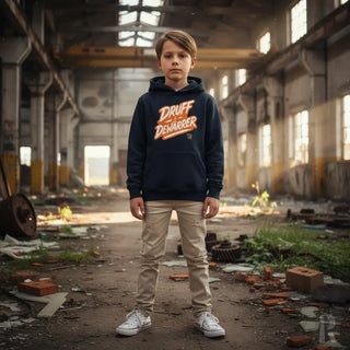 Marineblaue Kapuzenjacke mit orangefarbenem Text ’druff deharrer’ und Grafikdesign.