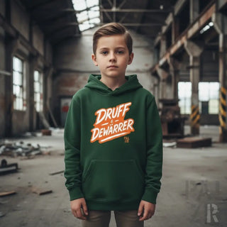 Grüner Hoodie mit ’druff dewarrer’ Text in Orange und Weiß, aus Fleece-Material.