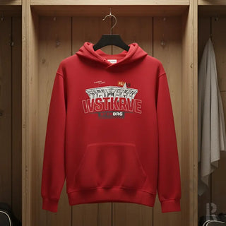 Rote kinder hoodie paelzr mit wstkrve print und stadionillustration auf schwarzem kleiderbügel