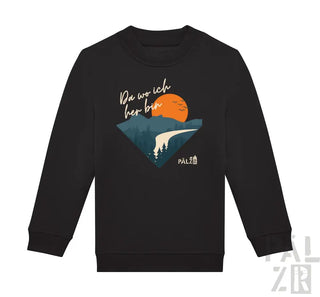 Schwarzes Langarm-Sweatshirt mit einem dreieckigen Grafikmotiv von Bergen, einer orangenen Sonne mit Vögeln und dem Text ’da wo ich her bin’ in weißer Schrift.