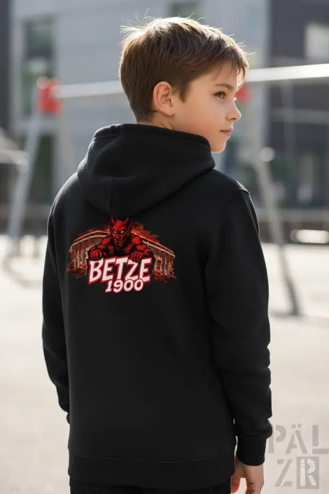 Schwarzes Kapuzen-Sweatshirt mit einem roten und weißen Grafikmotiv einer dämonischen Figur und dem Text ’betze 1900’ auf dem Rücken.