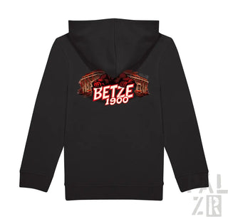 Schwarzes Reißverschluss-Hoodie mit einem fetten rot-weißen Grafik des Wortes ’betze’ mit ’1900’ darunter, flankiert von stilisierten architektonischen Strukturen.
