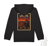 Schwarze Kapuzenjacke mit Reißverschluss und grafischem Design einer Wüstenlandschaft sowie dem Text ’lacure’ in Weiß.