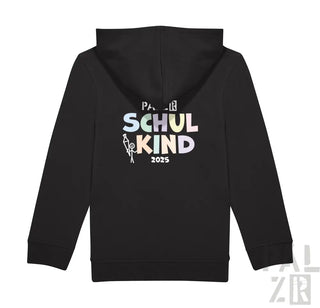 Schwarzes Reißverschluss-Hoodie mit Text und Grafikdesign „pauler schulkind 2025“, das eine kleine Figur zeigt, die einen Apfel hält.