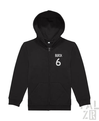 Schwarze Kapuzenjacke mit Reißverschluss und Text „Block 6“ auf der Vorderseite.