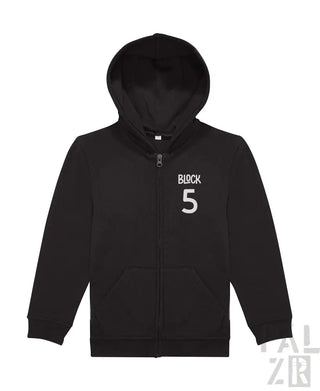 Schwarze Kapuzenjacke mit Reißverschluss und Text „block 5“ auf der Brust.