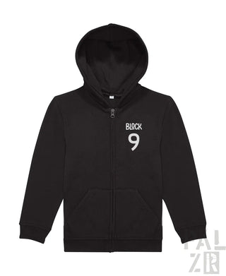 Schwarze Kapuzenjacke mit Reißverschluss und „Block 9“-Design auf der Vorderseite.