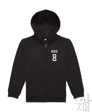 Schwarze Kapuzenjacke mit Reißverschluss und Text „black 8“ auf der Vorderseite, aus Kapuzenschweißshirt-Material.