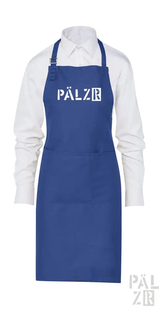 Königsblaue Schürze mit weißem Text „pälzr“ und verstellbaren Trägern.