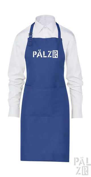 Königsblaue Schürze mit weißem Text „pälzr“ und verstellbaren Trägern.