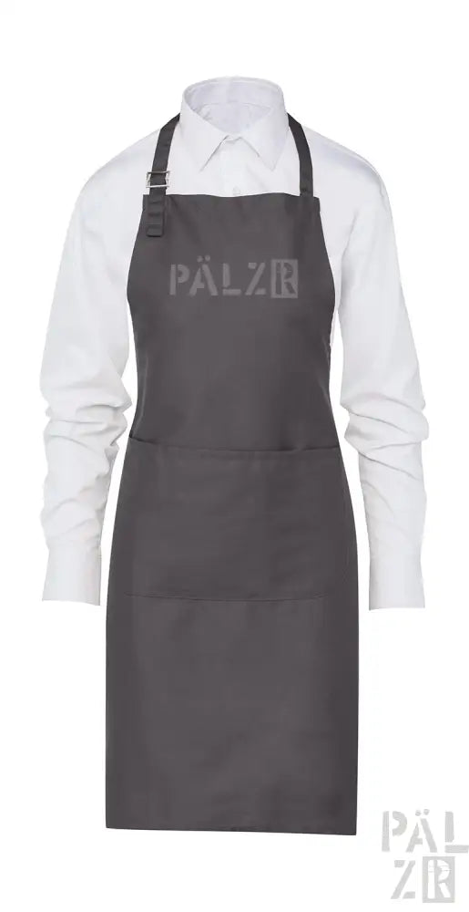 Dunkelgraue Schürze aus Kohle mit verstellbarem Nackenschnur und Vordertasche, mit dem ‚palzr‘-Logo.