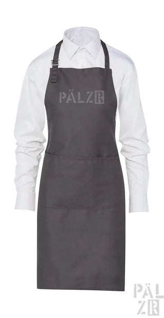 Dunkelgraue Schürze aus Kohle mit verstellbarem Nackenschnur und Vordertasche, mit dem ‚palzr‘-Logo.