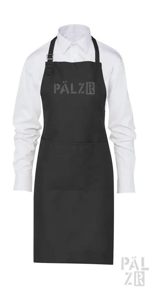 Schwarze Schürze mit ’pälzb’-Logo, verstellbaren Trägern und Vordertasche.