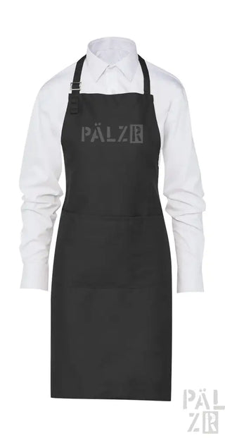 Schwarze Schürze mit ’pälzb’-Logo, verstellbaren Trägern und Vordertasche.