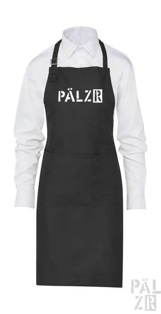 Schwarze Schürze mit weißem Text „pälzr“ und verstellbaren Trägern.