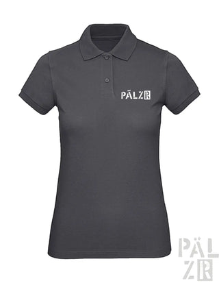 Dunkelgraues Poloshirt mit ’pälzr’-Logo auf Brust und Ärmeln.