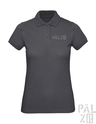 Dunkelgraues Poloshirt mit ’pälzr’-Logo auf Brust und Ärmeln, aus Baumwolle gefertigt.