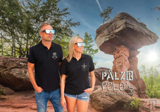 Schwarzes Totenkopf-Poloshirt mit weißen Ösen und Knöpfen, aus Baumwolle gefertigt.