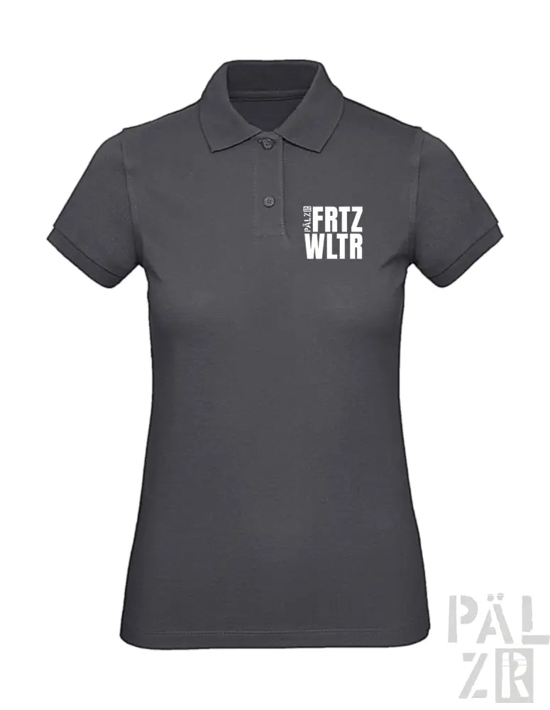 Dunkelgraues Poloshirt mit weißem Text „frtz wltr“ auf der Brust, hergestellt aus einer Baumwoll-Polyester-Mischung.
