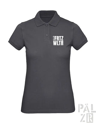 Dunkelgraues Poloshirt mit weißem Text „frtz wltr“ auf der Brust, hergestellt aus einer Baumwoll-Polyester-Mischung.