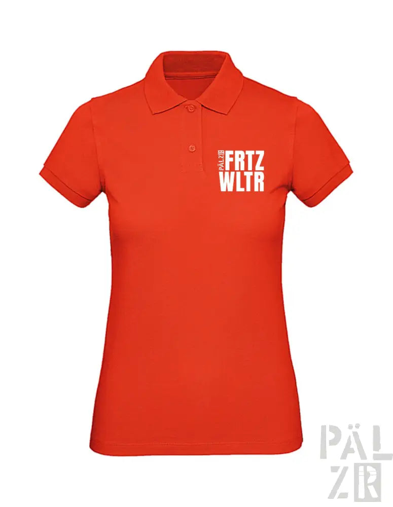 Rotes Poloshirt mit weißem Textdesign, kurzen Ärmeln und Kragen.