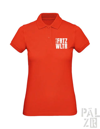 Rotes Poloshirt mit weißem Textdesign, kurzen Ärmeln und Kragen.