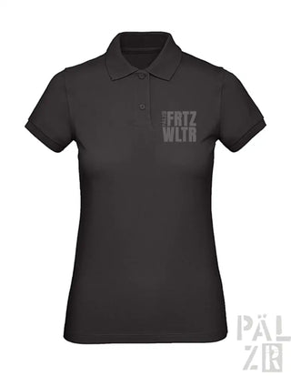Schwarzes Poloshirt mit ’fritzwltr’-Textdesign auf der Brust.