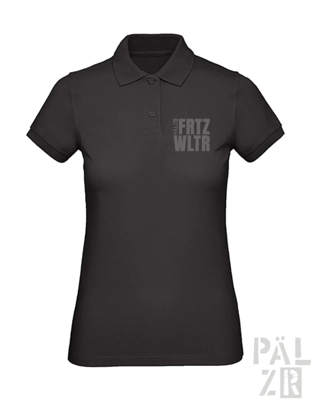 Schwarzes Poloshirt mit ’fritzwltr’-Textdesign auf der Brust.