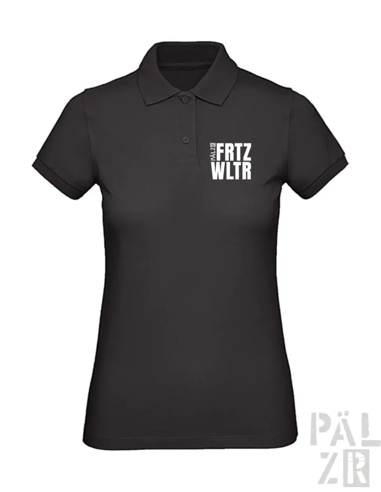 Schwarzes Poloshirt mit weißem Text „frtz wltr“ auf der Brust, aus Baumwolle gefertigt.