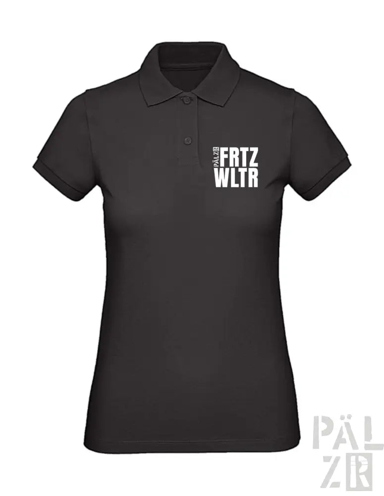 Schwarzes Poloshirt mit weißem Text ’fritz wltr’ und Logo auf der Brust, aus Baumwolle.