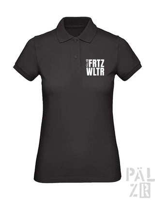 Schwarzes Poloshirt mit weißem Text ’fritz wltr’ und Logo auf der Brust, aus Baumwolle.