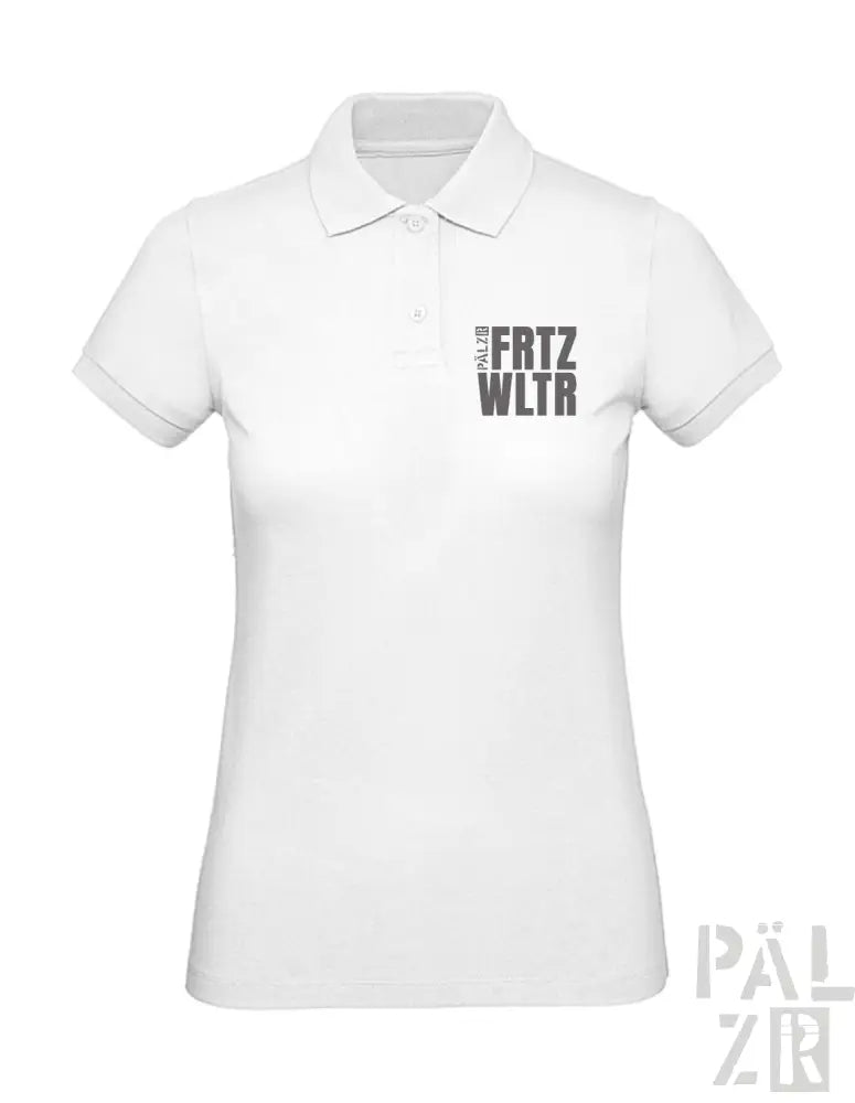 Weißes Poloshirt mit schwarzem Textdesign, kurzen Ärmeln und Kragen.