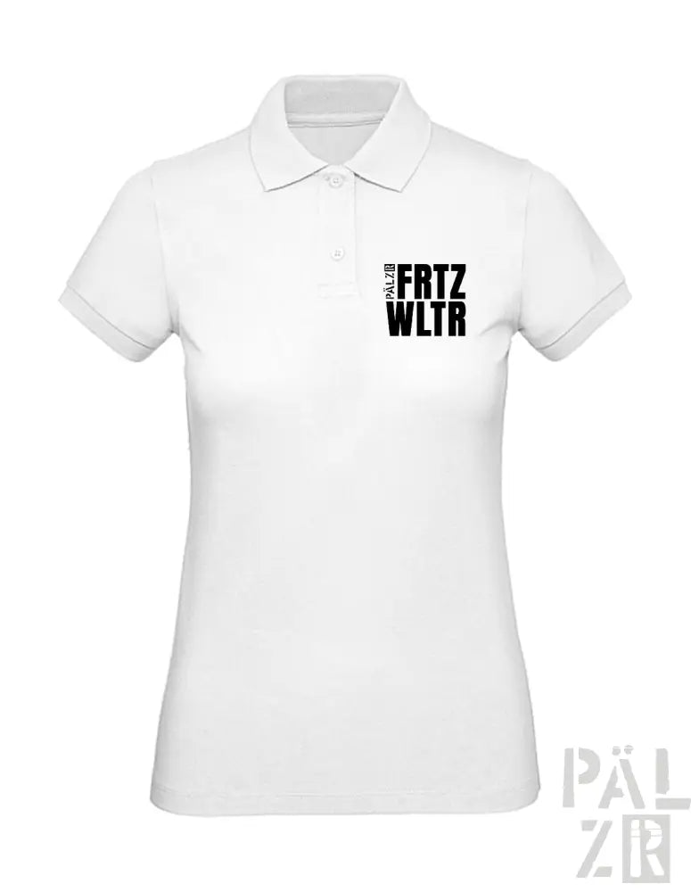 Weißes Poloshirt mit schwarzem Text „fritz wltr“ im linken Brustbereich.