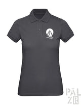 Dunkelgraues Poloshirt mit weißem Baumdesign auf der Brust, aus einer Baumwoll- und Polyestermischung.