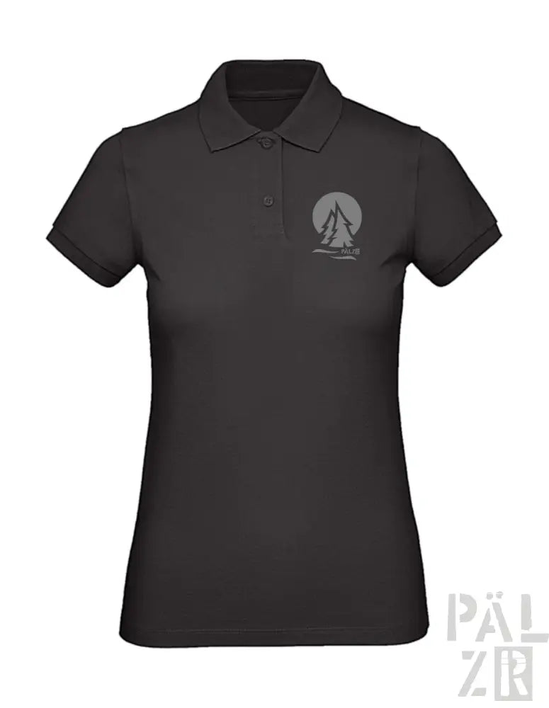 Schwarzes Poloshirt mit silbernem Baumdesign auf der Brust, aus einer Baumwoll- und Polyestermischung.