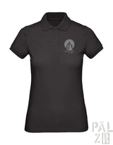 Schwarzes Poloshirt mit silbernem Baumdesign auf der Brust, aus einer Baumwoll- und Polyestermischung.