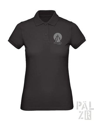 Schwarzes Poloshirt mit silbernem Baumdesign auf der Brust, aus einer Baumwoll- und Polyestermischung.