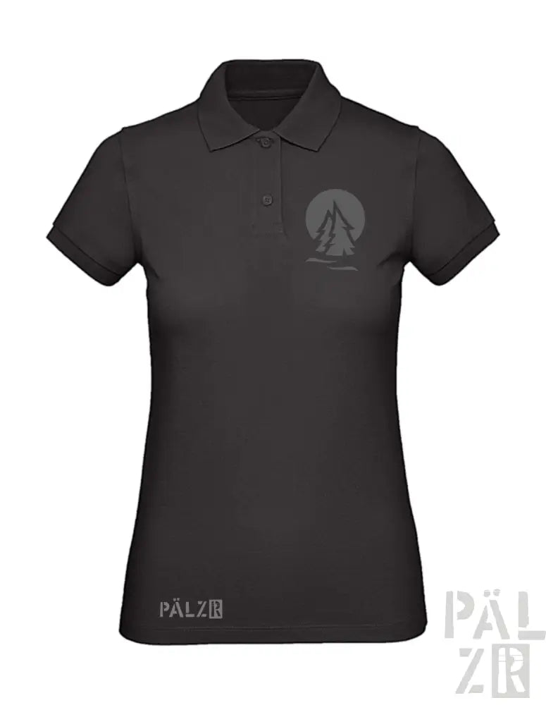 Schwarzes Poloshirt mit Segelboot-Design und ’pälzr’-Logo am Ärmel.