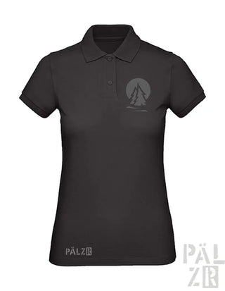 Schwarzes Poloshirt mit Segelboot-Design und ’pälzr’-Logo am Ärmel.