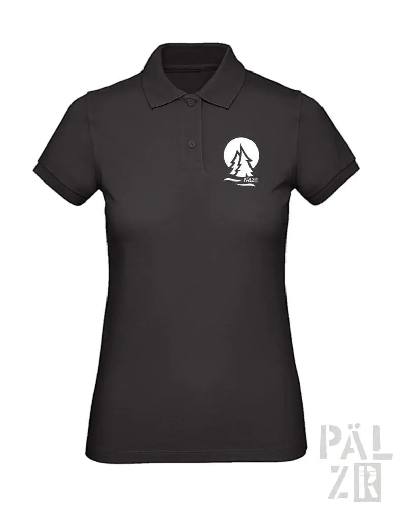 Schwarzes Poloshirt mit weißem Baum-Design auf der Brust, aus einer Baumwoll-Polyester-Mischung.