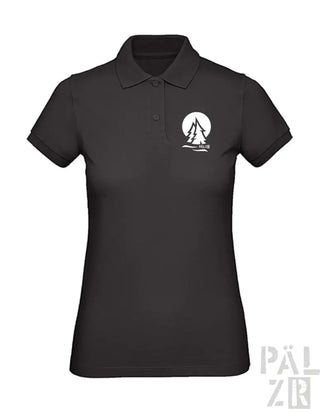 Schwarzes Poloshirt mit weißem Baum-Design auf der Brust, aus einer Baumwoll-Polyester-Mischung.