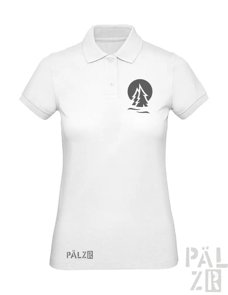 Weißes Poloshirt mit schwarzem Baumdesign und ’pälzb’-Logo am Ärmel.