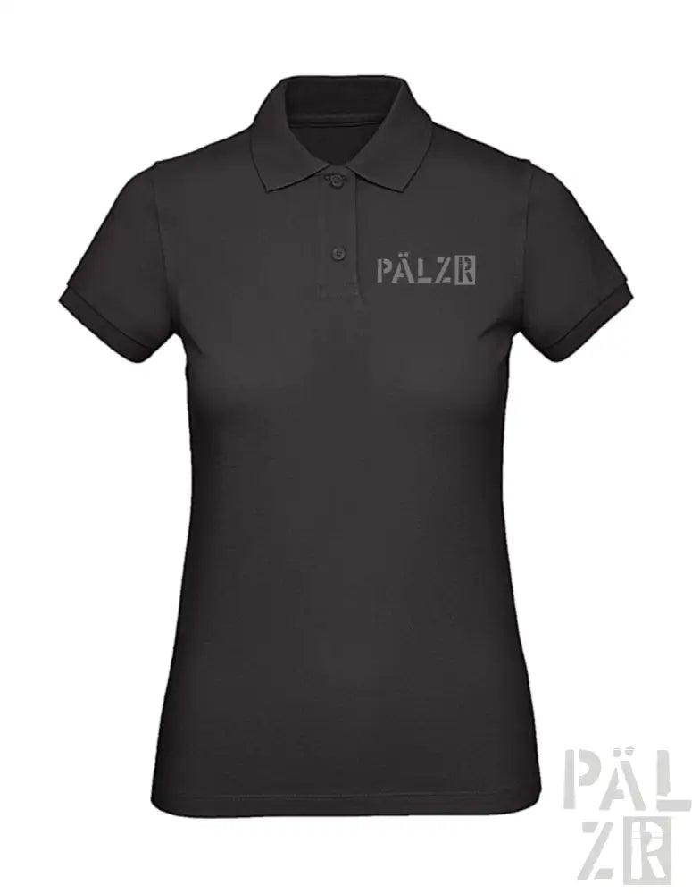 Schwarzes Poloshirt mit ’pälz’-Logo auf der Brust, aus einer Baumwolle- und Polyester-Mischung gefertigt.